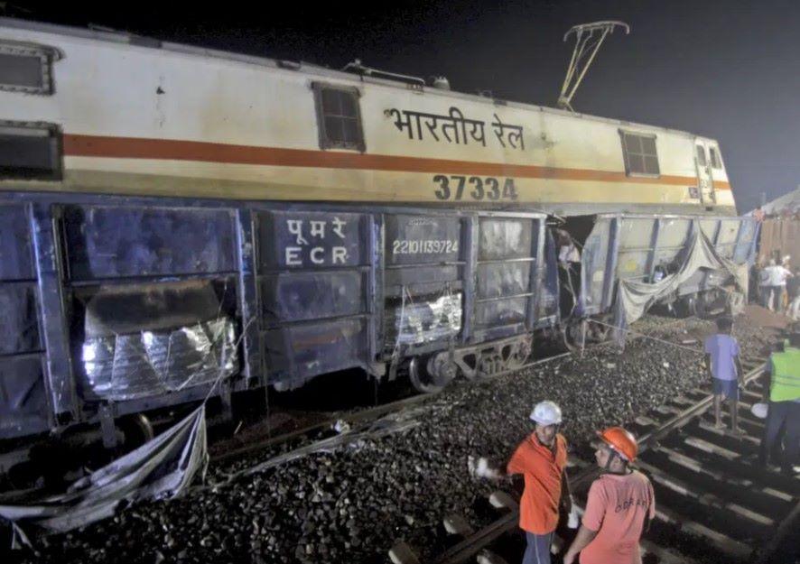 Zugunglück in Indien - über 280 Menschen kommen ums Leben und 900 werden verletzt Zugunglück in Indien - über 280 Menschen kommen ums Leben und 900 werden verletzt