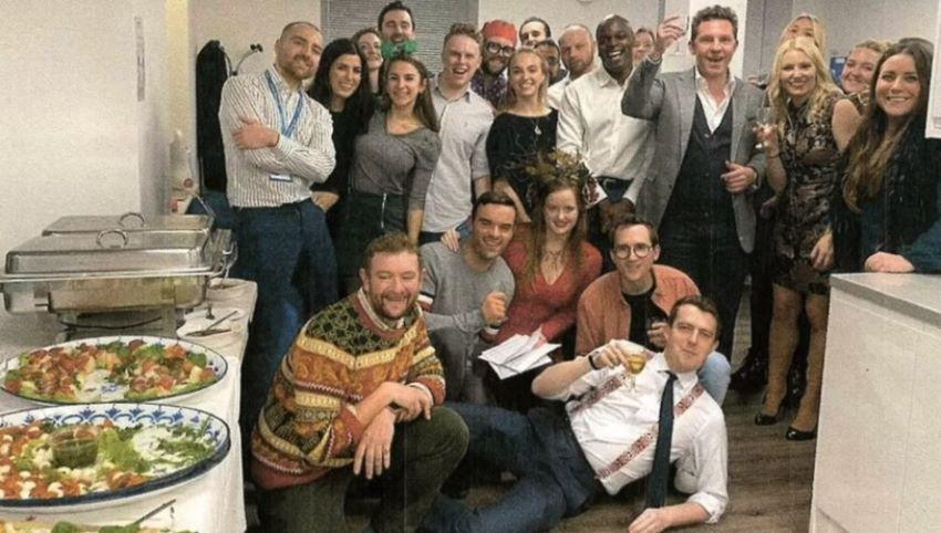 Tanzen, Trinken und sich über die Corona-Regeln lustig machen: Britischer Konservative machen in Großbritannien Schlagzeilen Tanzen, Trinken und sich über die Corona-Regeln lustig machen: Britischer Konservative machen in Großbritannien Schlagzeilen