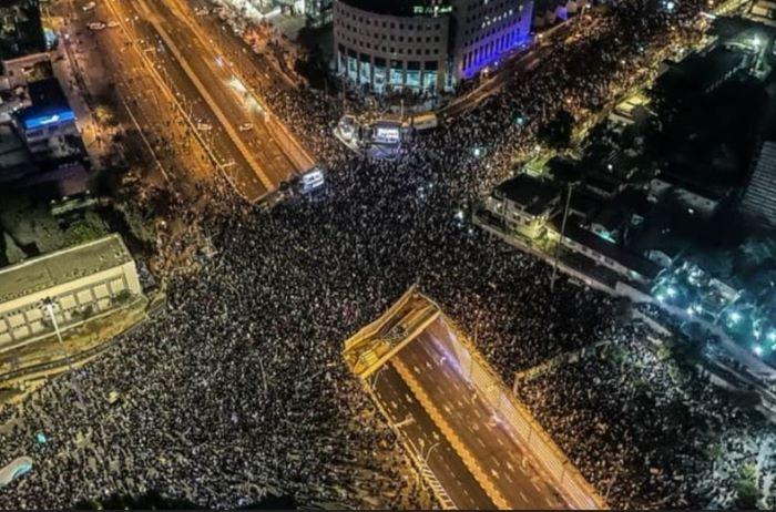 Tausende Israelis haben in Tel Aviv spontan gegen die Regierung protestiert Tausende Israelis haben in Tel Aviv spontan gegen die Regierung protestiert