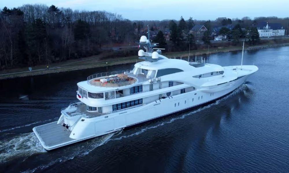 Berichte: Kreml-Chef Putins ließ seine Superyacht vor dem Einmarsch in die Ukraine von Hamburg nach Kaliningrad verlegen Berichte: Kreml-Chef Putins ließ seine Superyacht vor dem Einmarsch in die Ukraine von Hamburg nach Kaliningrad verlegen