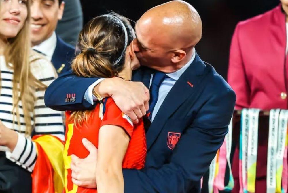Spanische Fußballerinnen-Gewerkschaft kritisiert "Machismus und Sexismus" nach Kontroverse um WM-Kuss Spanische Fußballerinnen-Gewerkschaft kritisiert "Machismus und Sexismus" nach Kontroverse um WM-Kuss