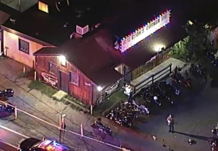 Bei einem Schusswechsel in einer kalifornischen Biker-Bar werden vier Menschen getötet Bei einem Schusswechsel in einer kalifornischen Biker-Bar werden vier Menschen getötet