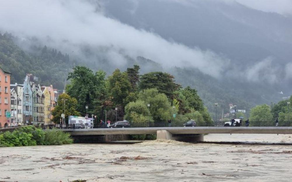Hochwasserwarnung nach heftigen Regenfällen im österreichischen Bundesland Tirol und Bayern Hochwasserwarnung nach heftigen Regenfällen im österreichischen Bundesland Tirol und Bayern