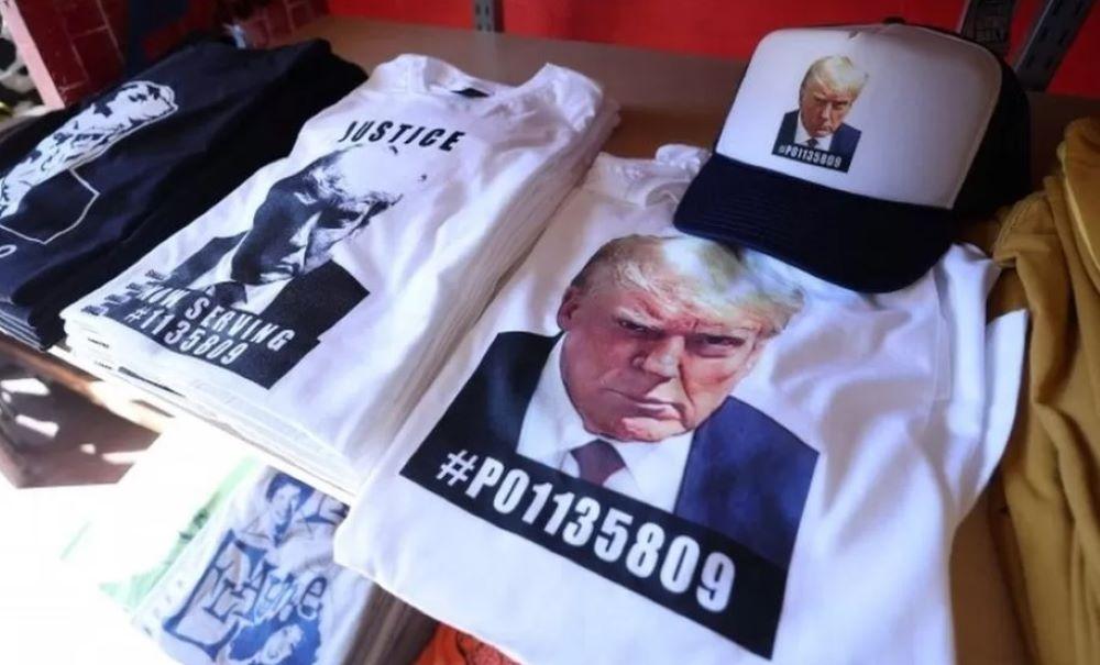 Historisches Fahndungsfoto von Georgia bringt Donald Trumps Wahlkampf 7,1 Millionen US-Dollar ein Historisches Fahndungsfoto von Georgia bringt Donald Trumps Wahlkampf 7,1 Millionen US-Dollar ein