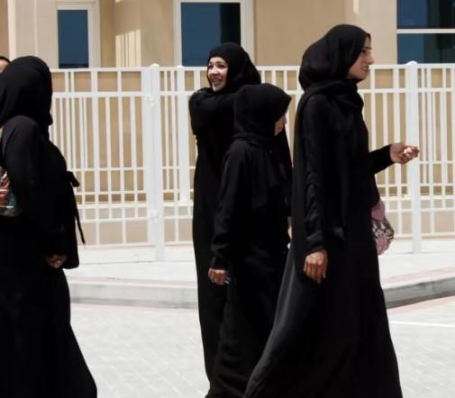 Oberstes französisches Gericht bestätigt Verbot muslimischer Abayas in Schulen Oberstes französisches Gericht bestätigt Verbot muslimischer Abayas in Schulen