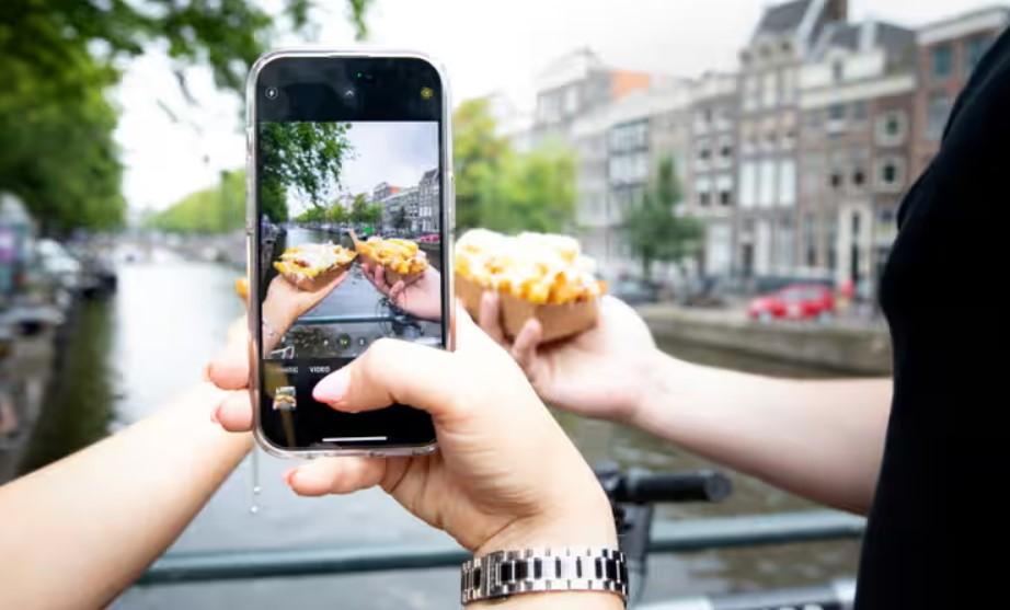 TikTok-Snack-Touristen hinterlassen in Amsterdam einen bitteren Beigeschmack TikTok-Snack-Touristen hinterlassen in Amsterdam einen bitteren Beigeschmack