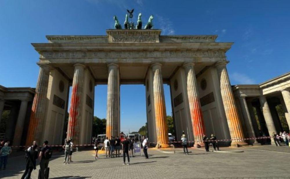 Symbol der Freiheit verunstaltet - Letzte Generation sprüht Brandenburger Tor mit oranger Farbe an Symbol der Freiheit verunstaltet - Letzte Generation sprüht Brandenburger Tor mit oranger Farbe an