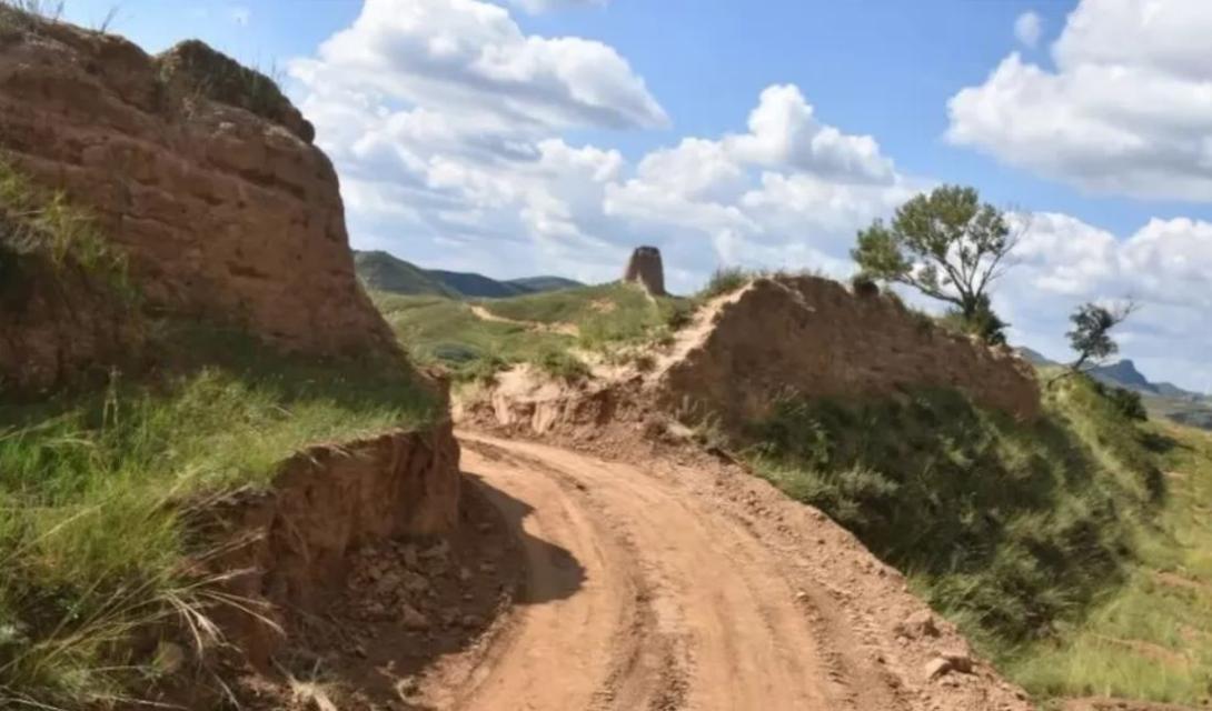 Arbeiter beschädigen Chinesische Mauer auf der Suche nach einer Abkürzung Arbeiter beschädigen Chinesische Mauer auf der Suche nach einer Abkürzung