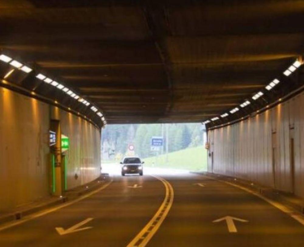 Gotthard-Straßentunnel bleibt bis auf Weiteres wegen Deckeneinsturz geschlossen Gotthard-Straßentunnel bleibt bis auf Weiteres wegen Deckeneinsturz geschlossen