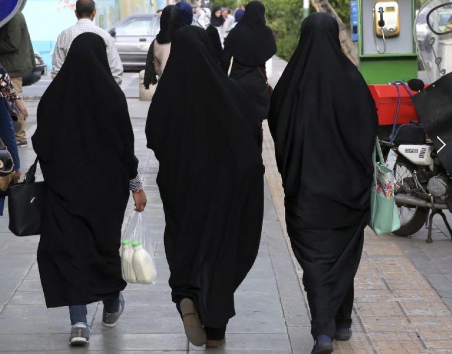 Ein Jahr nach den Unruhen im Iran tritt der Hijab wegen der wirtschaftlichen Probleme in den Hintergrund Ein Jahr nach den Unruhen im Iran tritt der Hijab wegen der wirtschaftlichen Probleme in den Hintergrund