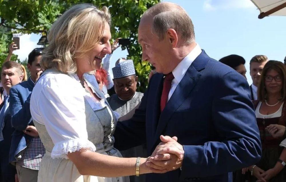 Geheimdienste spielen ein langwieriges Spiel: Österreichische Ex-Ministerin zieht mit ihren Ponys nach Russland Geheimdienste spielen ein langwieriges Spiel: Österreichische Ex-Ministerin zieht mit ihren Ponys nach Russland