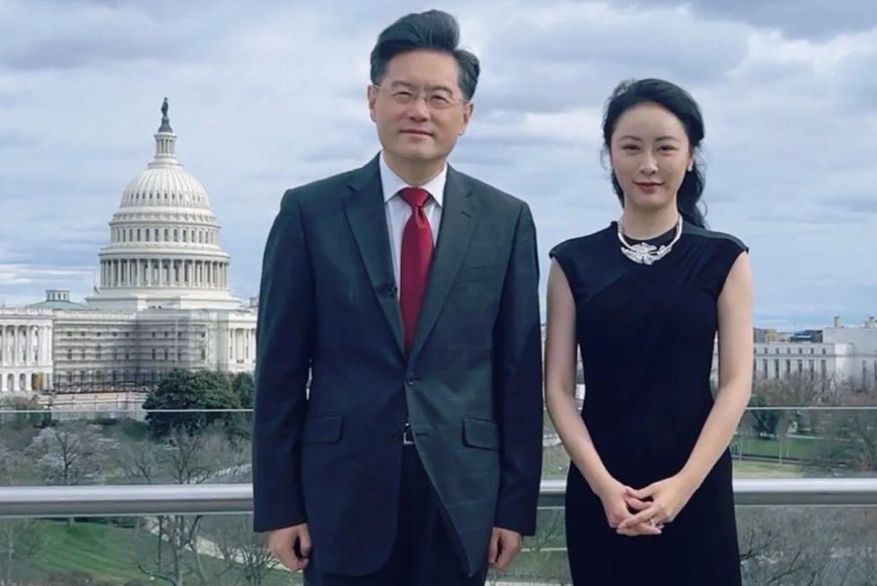 Chinas gestürzter Außenminister hatte eine Affäre mit einer Fernsehmoderatorin Chinas gestürzter Außenminister hatte eine Affäre mit einer Fernsehmoderatorin