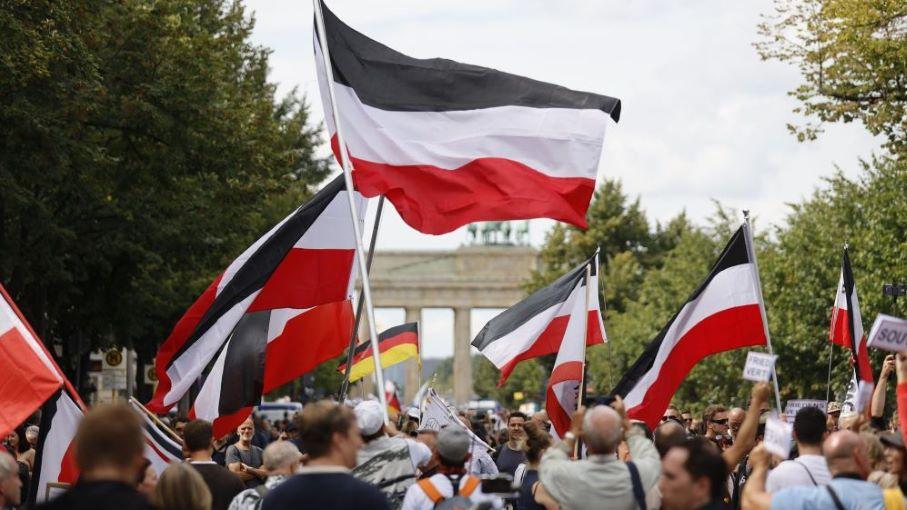 Gruppe der "Reichsbürger"-Szene intensiviert seine Aktivitäten in Nordrhein-Westfalen Gruppe der "Reichsbürger"-Szene intensiviert seine Aktivitäten in Nordrhein-Westfalen