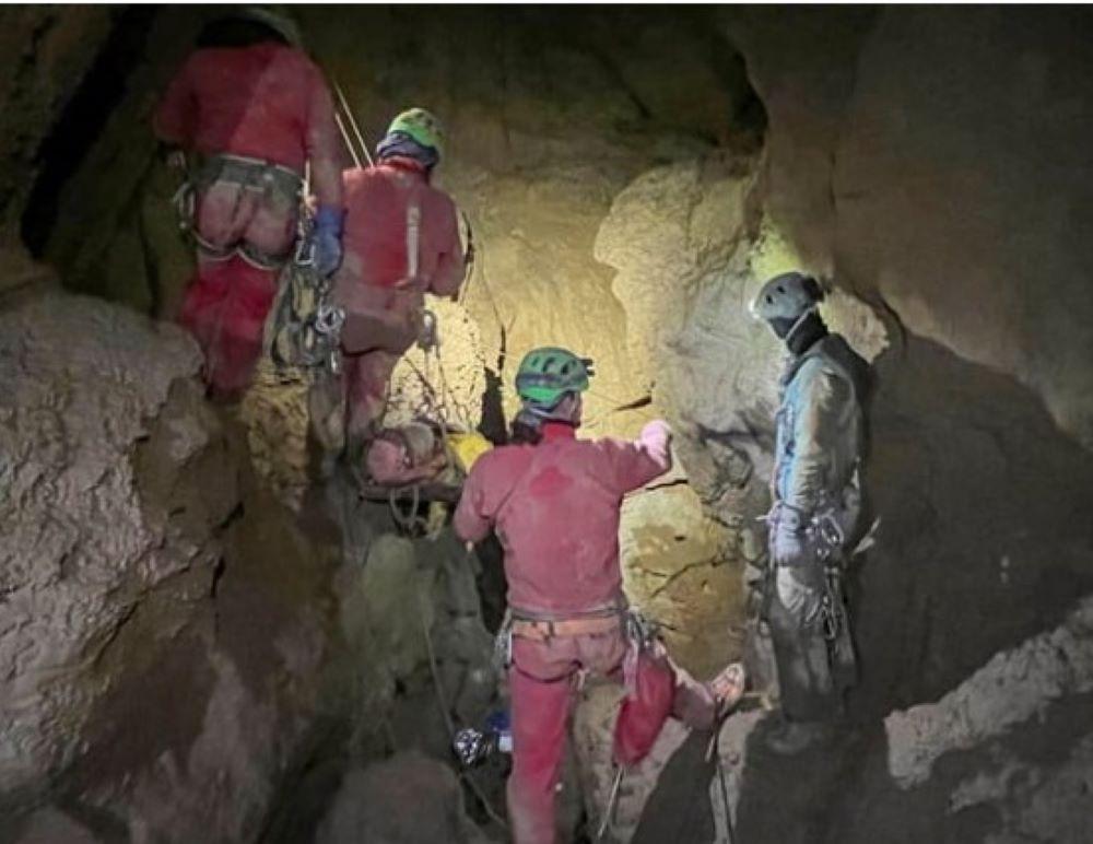 Amerikanischer Forscher aus einer tiefen türkischen Höhle gerettet Amerikanischer Forscher aus einer tiefen türkischen Höhle gerettet