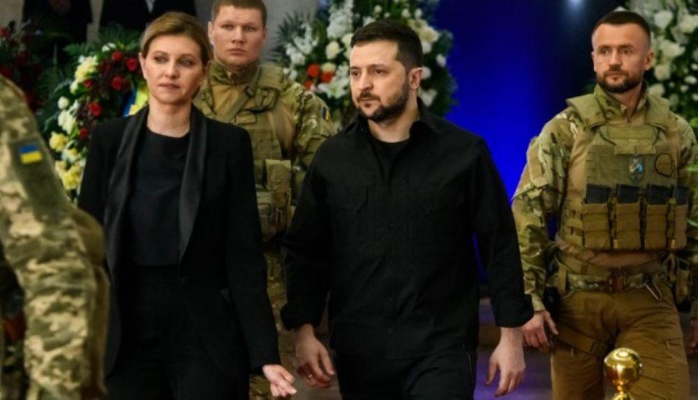 First Lady der Ukraine Olena Zelenska: "Der ständige Stress fordert seinen Tribut an das Familienleben" First Lady der Ukraine Olena Zelenska: "Der ständige Stress fordert seinen Tribut an das Familienleben"