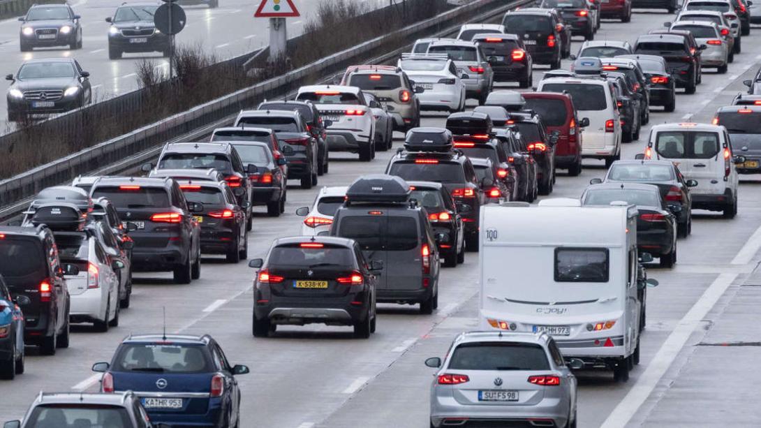 Gesamt-Wartezeit zwölf Jahre - Staus auf während der Ferienzeit summierten sich auf 217 003 Kilometer Gesamt-Wartezeit zwölf Jahre - Staus auf während der Ferienzeit summierten sich auf 217 003 Kilometer