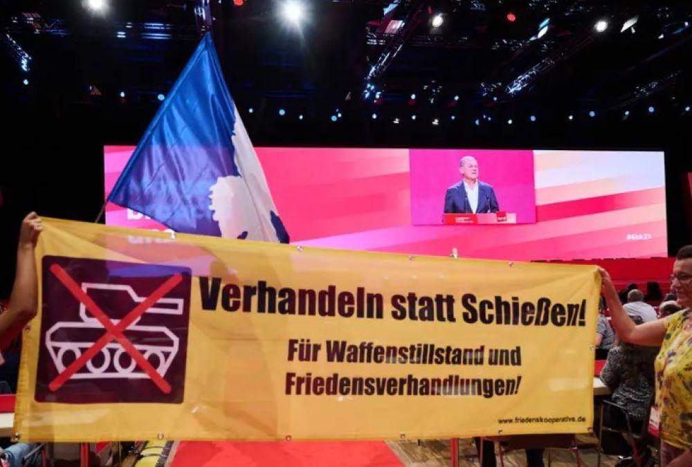 Protestaktion bei Verdi-Kongress und Kanzler Scholz wird deutlich - Putin muss Truppen zurückziehen Protestaktion bei Verdi-Kongress und Kanzler Scholz wird deutlich - Putin muss Truppen zurückziehen