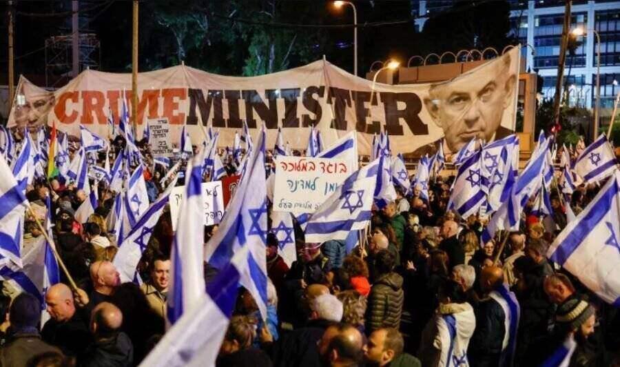 "Diktator auf der Flucht" - Tausende Israelis demonstrieren erneut in Tel Aviv gegen Netanjahus Politik "Diktator auf der Flucht" - Tausende Israelis demonstrieren erneut in Tel Aviv gegen Netanjahus Politik