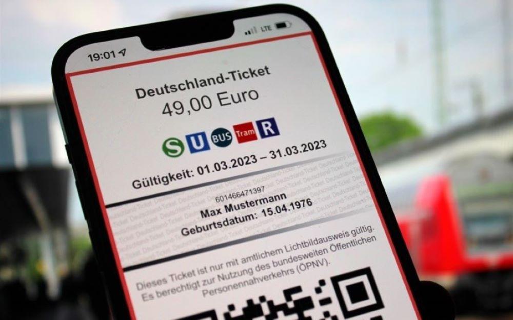 Das Deutschlandticket wird sechs Monate alt - und hat den ÖPNV aus Sicht der Befürworter revolutioniert. Noch nie war es so einfach, in Bus und Bahn von Ort zu Ort zu fahren. Vorläufige Bilanz - Ein halbes Jahr Deutschlandticket - Was hat es gebracht?