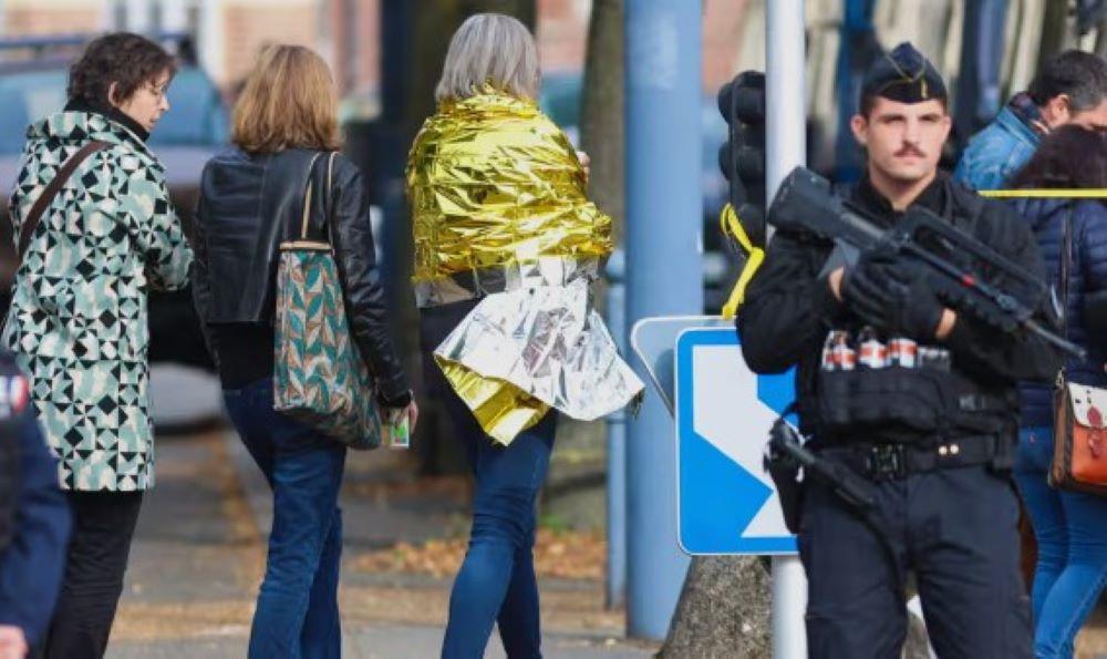 Macron fordert nach dem Anschlag im französischen Arras ein "rücksichtsloses" Vorgehen gegen den Extremismus Macron fordert nach dem Anschlag im französischen Arras ein "rücksichtsloses" Vorgehen gegen den Extremismus