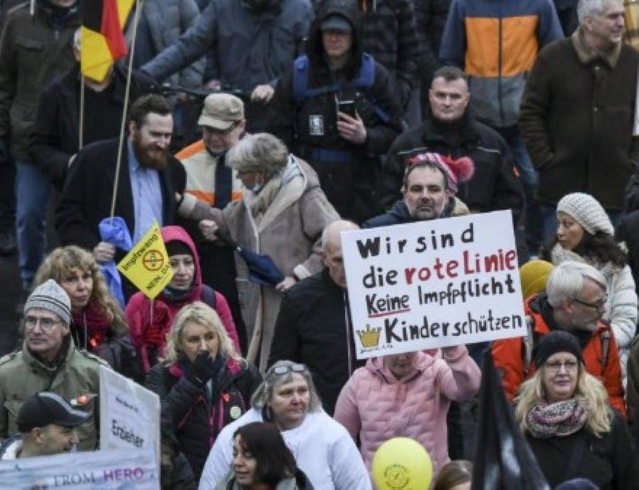 Hunderte offene Haftbefehle wegen Straftaten von Corona-Leugnern und "Querdenkern"