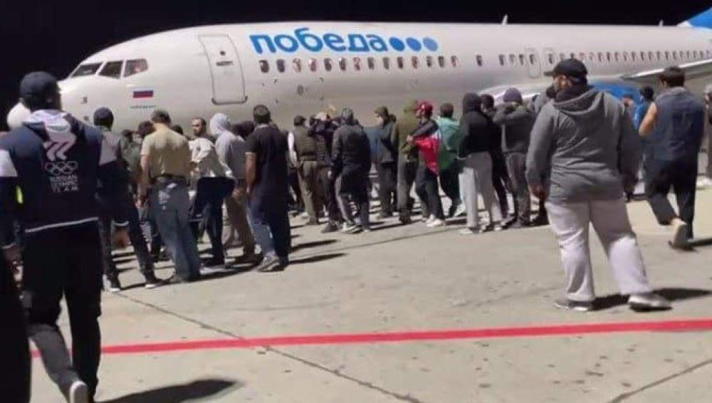 Verschärft wird die Lage dadurch, dass die Evakuierungsflüge für russische Staatsbürger aus Tel Aviv Antijüdische Übergriffe in Russland nehmen zu - Nach Landung aus Tel Aviv stürmt Menge den Flughafen