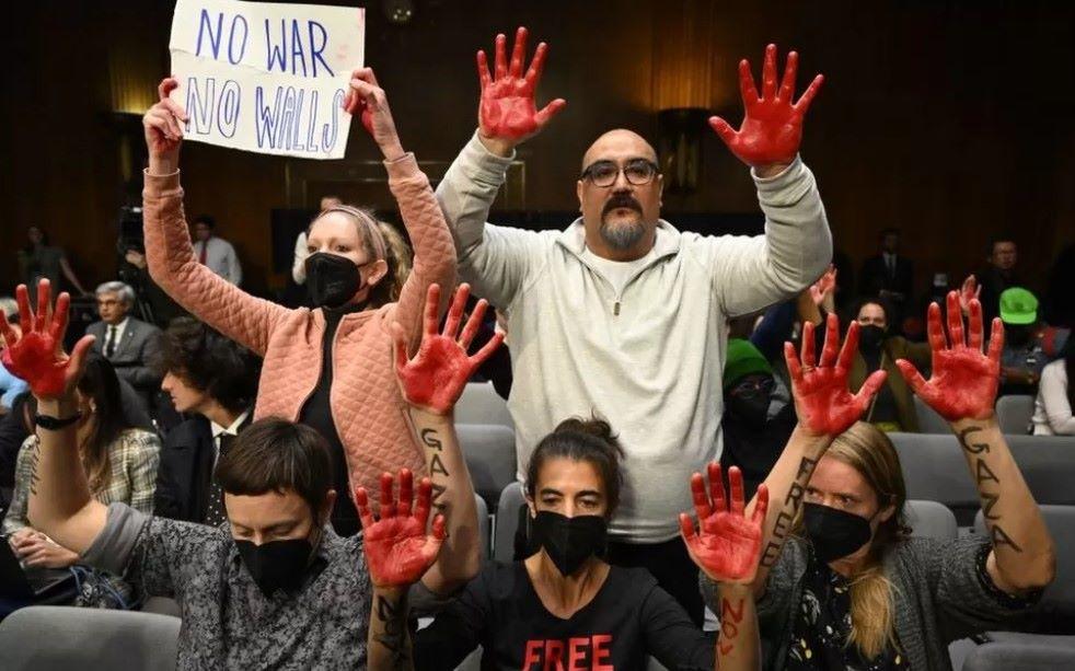 "Waffenstillstand jetzt!" Demonstranten stören Anhörung im US-Senat Demonstranten unterbrechen US-Außenminister Blinken bei Anhörung zu Militärhilfen im US-Senat