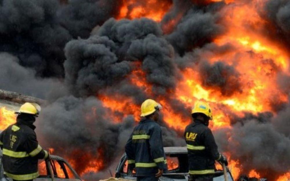 Explosion an einem illegalen Ölraffineriestandort in Nigeria kommen mindestens 15 Menschen ums Leben Explosion an einem illegalen Ölraffineriestandort in Nigeria kommen mindestens 15 Menschen ums Leben