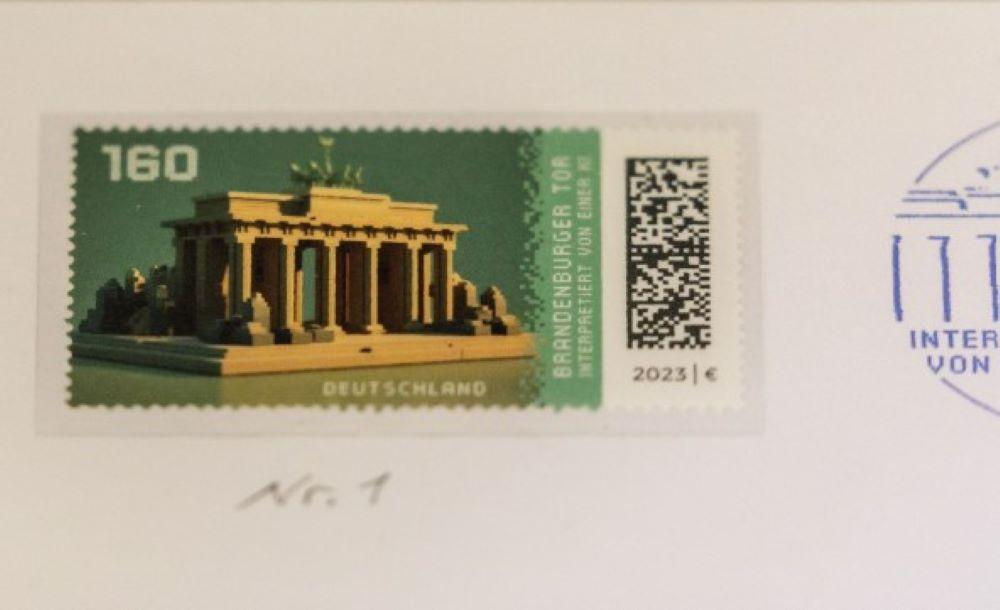 Als Motiv zu sehen ist das Brandenburger Tor, wie es von einer Künstlichen Intelligenz dargestellt wurde Deutschland hat seine erste Krypto-Briefmarke