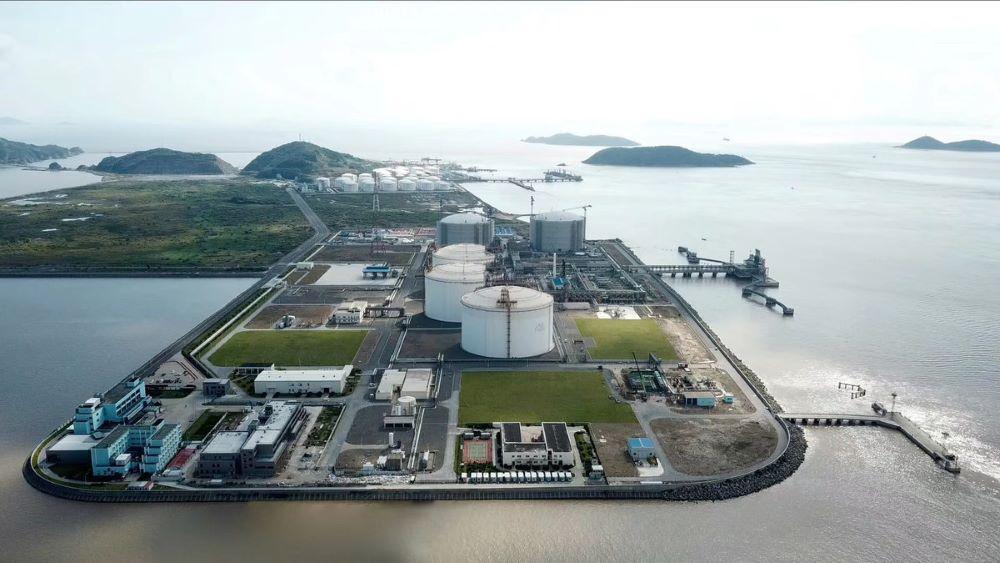 Vergangene Woche hatte die zuständige Behörde auch den letzten verbliebenen Abschnitt der Anbindungs-Pipeline für das Terminal genehmigt Wetter und fehlende Genehmigungen könnten Start des Rügener Terminals für LNG gefährden