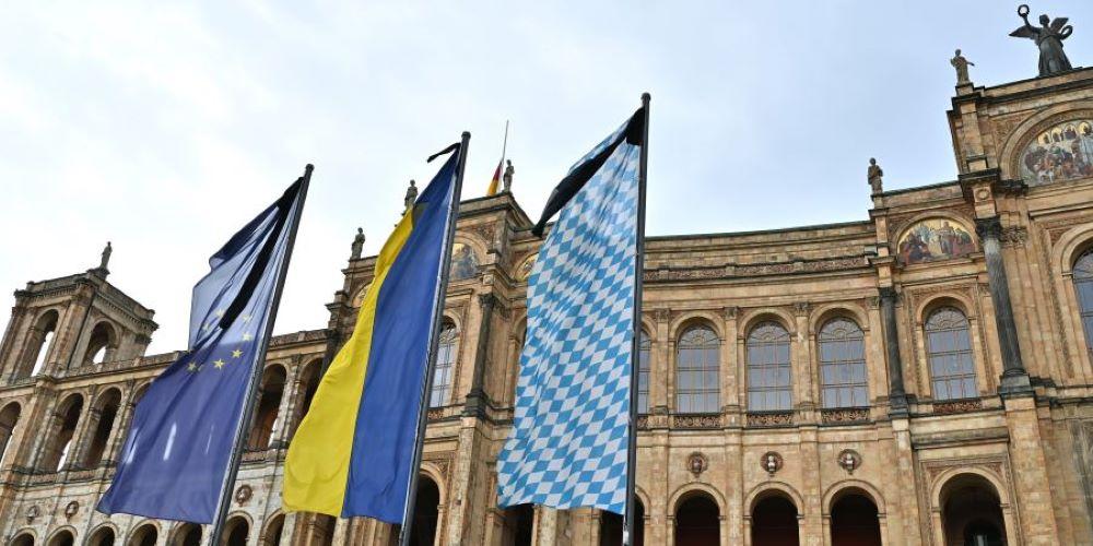 Der 22-jährige Halemba ist nach eigenen Angaben seit 2021 Mitglied der "Burschenschaft Teutonia Prag zu Würzburg", bei der es im September eine Razzia gab Bayern: Per Haftbefehl gesuchter AfD-Politiker festgenommen