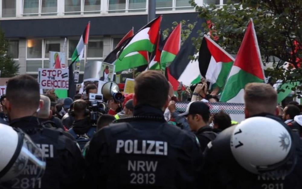 NRW-weit liefen am Samstag mehrere pro-palästinensische Kundgebungen und teilweise Gegenveranstaltungen Tausende Teilnehmer bei Pro-Palästina-Demos in Düsseldorf und Frankfurt ‒ Berlin-Demo verboten