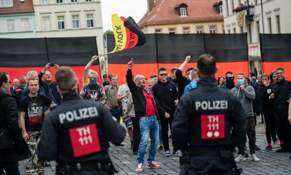 Eine Umfrage unter 6.752 Menschen afrikanischer Abstammung in 13 Ländern ergab, dass fast die Hälfte Diskriminierung erfahren hat.Eine Kundgebung der ausländerfeindlichen Partei Alternative für Deutschland in Altenburg im Jahr 2020 Laut Umfrage nimmt "allgegenwärtiger und unerbittlicher" Rassismus in Europa zu