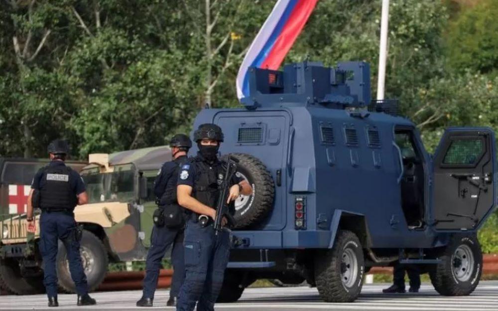 Polizisten aus dem Kosovo sichern das Gelände nach den schweren Kämpfen zwischen serbischen Paramilitärs und kosovarischen Polizisten Drohender Gewaltausbruch auf dem Balkan - Warnung vor Überfall Serbiens auf das Kosovo