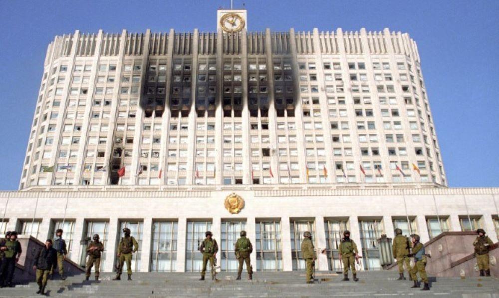 Als Panzer auf das russische Parlament schossen: Vor 30 Jahren leitete Jelzin die Rückkehr zur Autokratie ein Als Panzer auf das russische Parlament schossen: Vor 30 Jahren leitete Jelzin die Rückkehr zur Autokratie ein