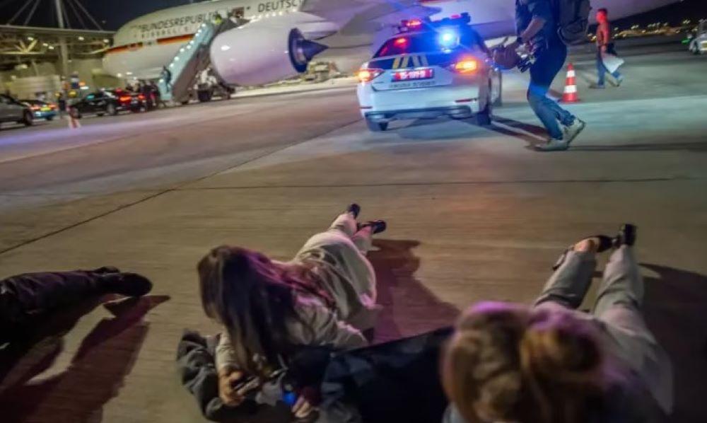 "Raus, raus, raus!": Wie der Kanzler bei Raketenalarm aus seinem Flugzeug rennen musste "Raus, raus, raus!": Wie der Kanzler bei Raketenalarm aus seinem Flugzeug rennen musste