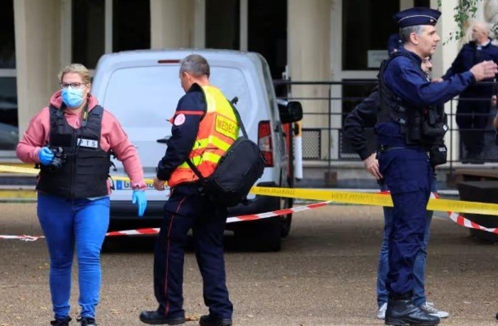 Frankreich verhängt höchste Terrorwarnstufe nach Anschlag auf französischem Schulhof Frankreich verhängt höchste Terrorwarnstufe nach Anschlag auf französischem Schulhof