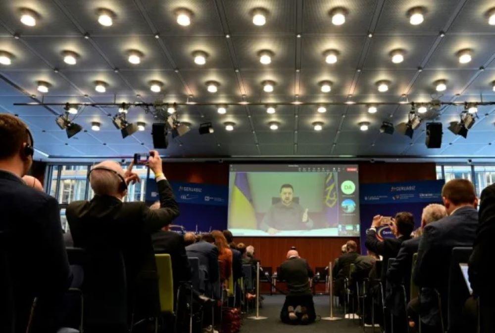 Selenskyj hat sich mit Blick auf die wirtschaftliche Entwicklung zuversichtlich gezeigt und die deutsche Unterstützung für das von Russland angegriffene Land gewürdigt Scholz fordert Unternehmen in Deutschland auf schon jetzt in der Ukraine zu investieren