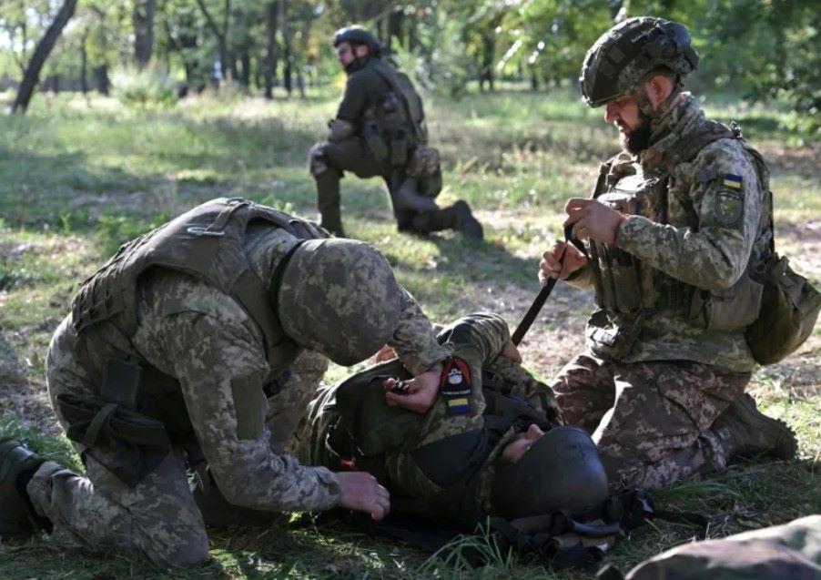 Ukrainische Soldaten lernen in der Nähe der Front Erste Hilfe Ukrainische Soldaten lernen in der Nähe der Front Erste Hilfe