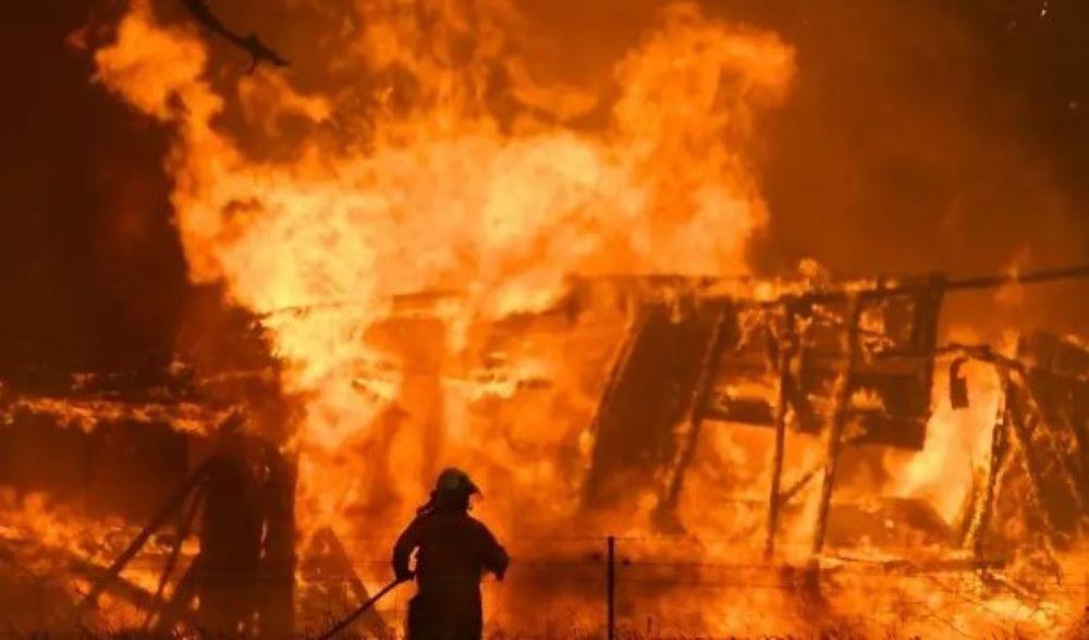Am Dienstag brannten in ganz Queensland etwa 70 Brände und in New South Wales im Süden neun Wütender Waldbrand in Ostaustralien fordert Todesopfer und zerstört mehr als 50 Häuser