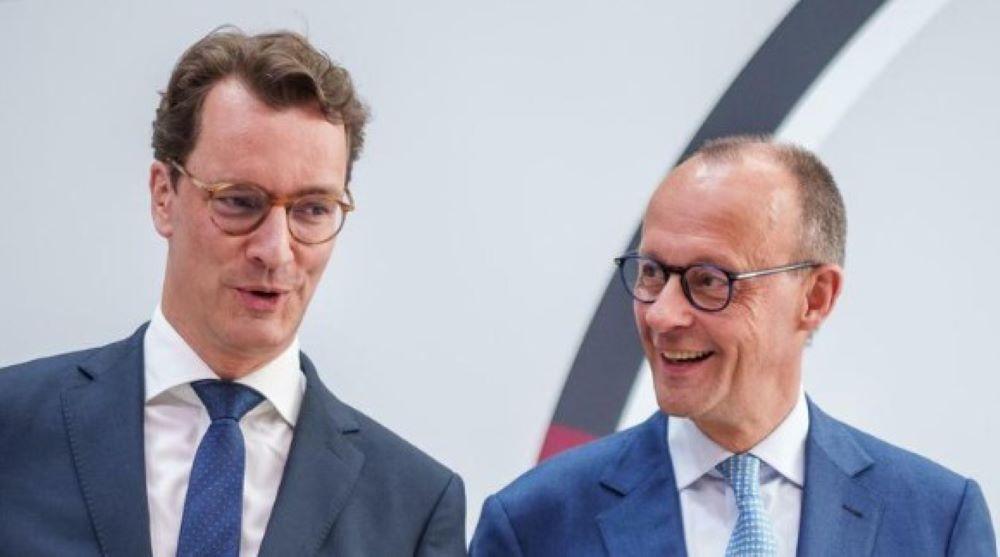 Mit Wüst arbeite er "eng, freundschaftlich und ohne jeden Widerspruch zusammen", versicherte Merz NRW: Wüst als Vorsitzender der bestätigt - Merz schwört Partei auf Geschlossenheit ein