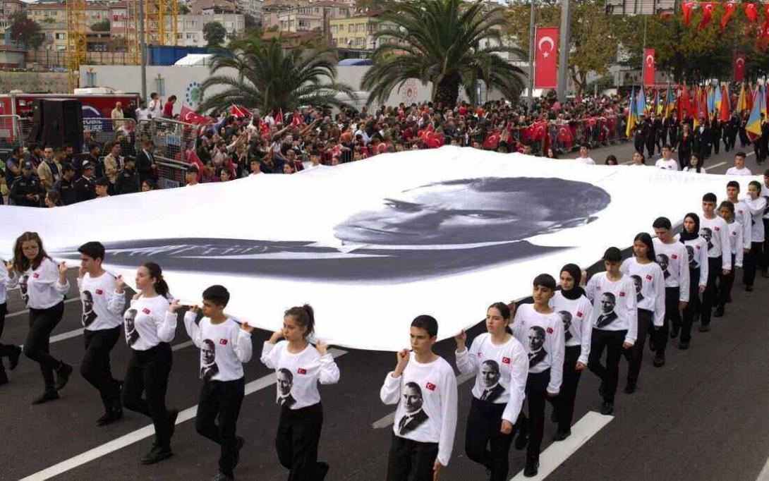 Atatürk, ein Held des Ersten Weltkriegs, der anschließend einen Unabhängigkeitskrieg gegen die Besatzungstruppen führte, proklamierte am 29. Oktober 1923 die Türkische Republik Erdogan entscheidet sich für zurückhaltende Feier des 100. Jahrestages der Türkei