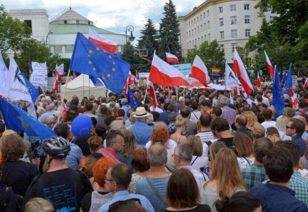 Hunderttausend Polen protestieren gegen die Politik der nationalkonservativen Regierungspartei Hunderttausend Polen protestieren gegen die Politik der nationalkonservativen Regierungspartei