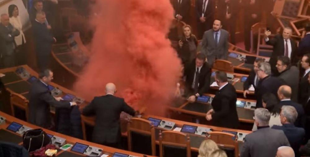 Abgeordnete zündeten mitten im Plenarsaal Rauchbomben bei dem gescheiterten Versuch, die Abstimmung über den Haushalt 2024 zu verhindern. Albanische Opposition entfacht während eines Protests gegen die Regierung Feuer im Parlament