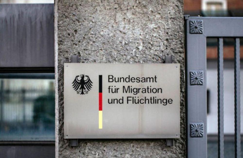 Seit März 2020 hat Deutschland ein Fachkräfteeinwanderungsgesetz. Neu ist die Einführung einer sogenannten Chancenkarte auf Basis eines Punktesystems. Das Bundesamt für Migration und Flüchtlinge (BAMF) bietet Beratungen für Menschen im Ausland an