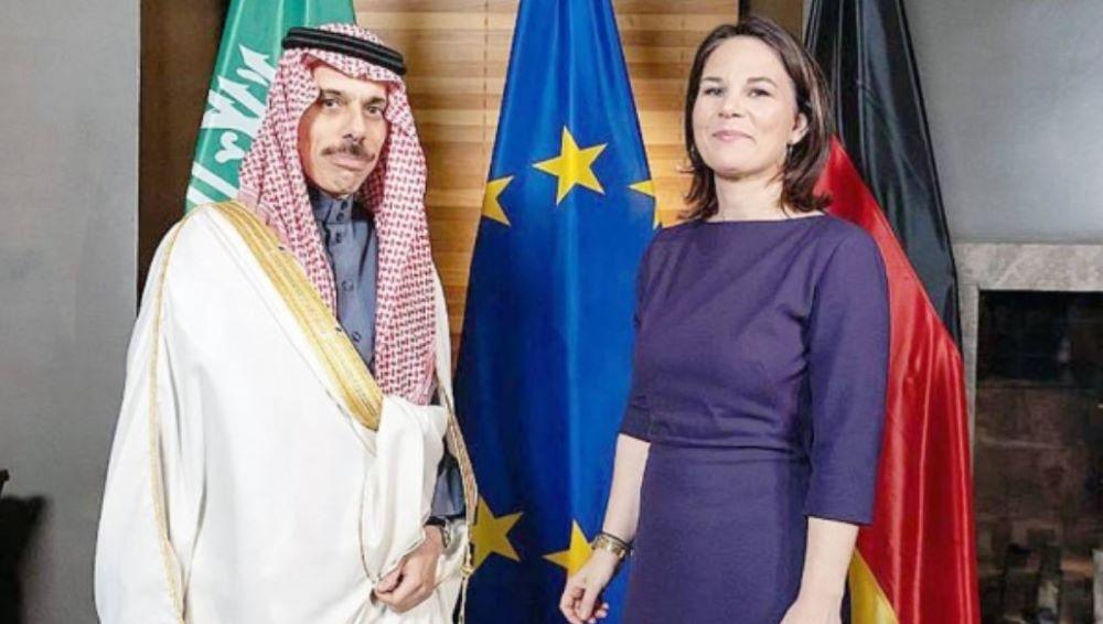 Sie habe sich gemeinsam mit ihren internationalen Kollegen in den vergangenen Tagen und Wochen energisch für humanitäre Pausen eingesetzt, sagte Baerbock Außenministerin Baerbock soll in Riad für humanitäre Pausen im Gaza-Krieg werben