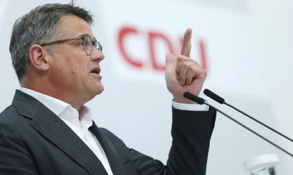 "Die Ampel steht seit ihrem Start für Streit statt Stabilität. Sie ist das schlechteste Bündnis für Deutschland", sagte Rhein. Rhein räumte allerdings ein, dass Neuwahlen unwahrscheinlich seien. Hessens Ministerpräsident Boris Rhein spricht sich für Neuwahlen im Bund aus