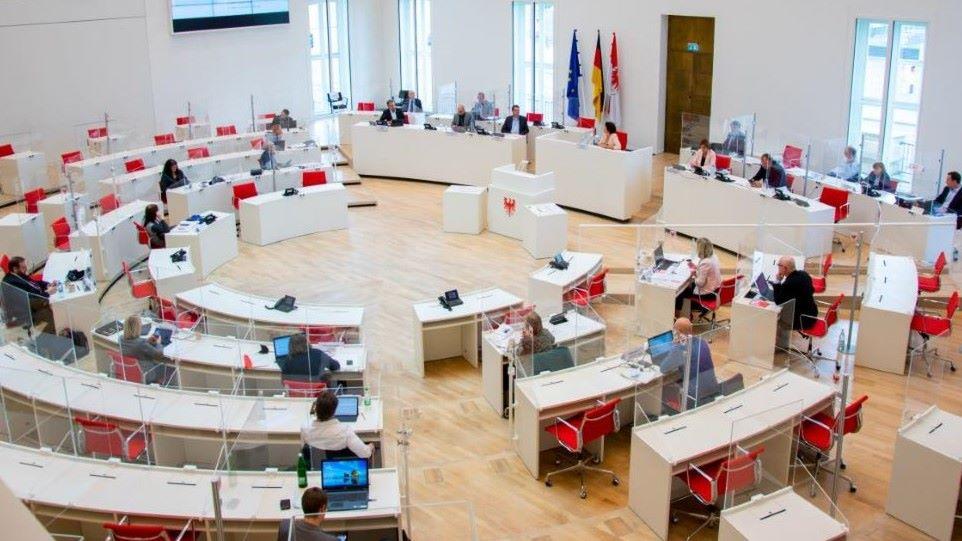Landtagspräsidentin Ulrike Liedtke hatte den Freien Wählern am Dienstag mitgeteilt, dass sie ihren Status als Fraktion verloren haben Brandenburg: Freie Wähler wollen Fraktion bleiben und reichen Klage ein