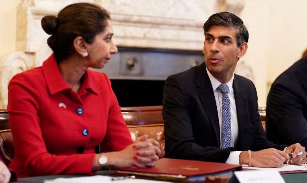 Offenbar verlässt die umstrittene britische Innenministerin Suella Braverman das Kabinett. Mehrere Medien des Landes berichteten so unter Berufung auf Regierungsquellen, Braverman sei durch Premier Rishi Sunak entlassen worden. Die Rechtsaußen-Politikerin hatte zuletzt immer wieder für Kontroversen gesorgt. Der konservative britische Premier Rishi Sunak war zuletzt unter Druck geraten, die umstrittene Braverman zu entlassen