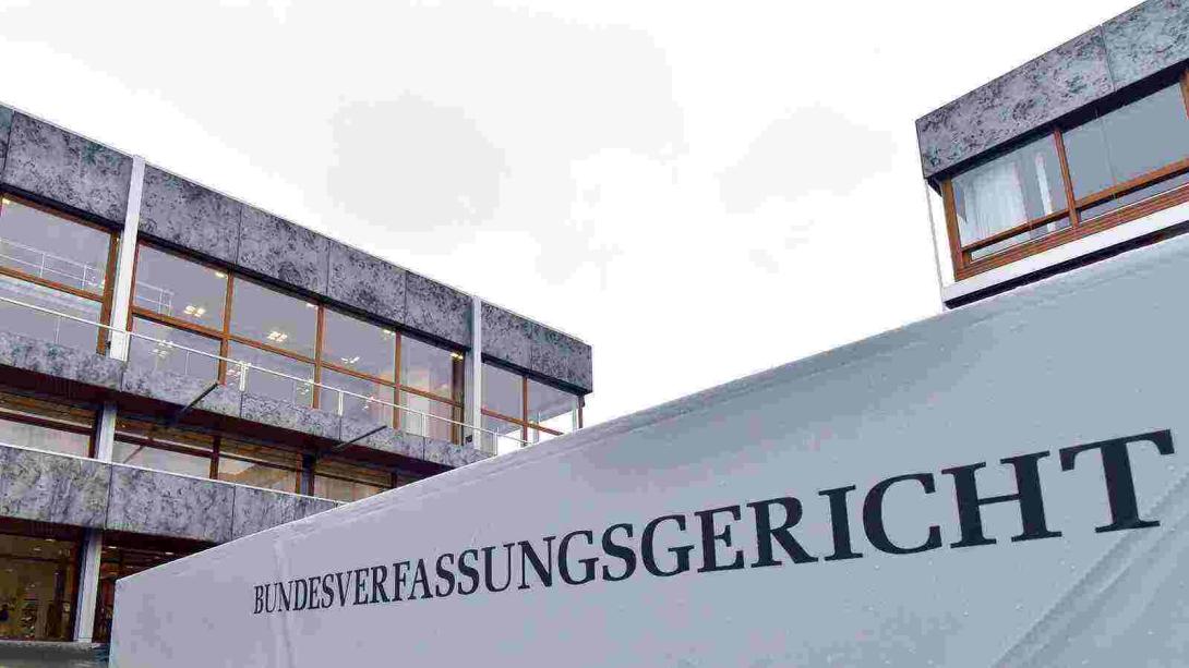 Die Hilfe zur Pflege, welche die Frau bezieht, sei keine Kostenübernahme im Sinn der Vorschrift Rentnerin wehrt sich vor Bundesverfassungsgericht erfolgreich gegen Höhe von Krankenkassenzuzahlung